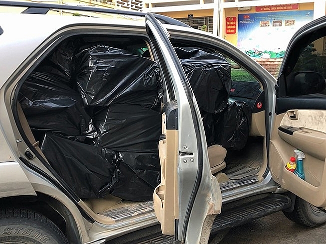 TP HCM bắt xe ô tô dùng biển số giả vận chuyển thuốc lá lậu, thu giữ 11.600 bao thuốc