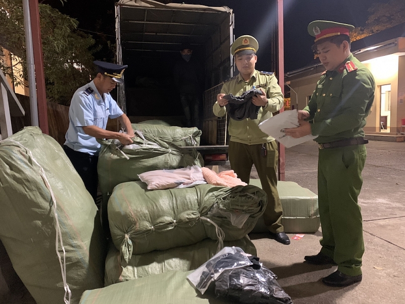 Công chức Đội QLTT số 8 kiểm đếm hàng hóa vận chuyển trên xe ô tô