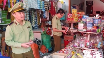 Lạng Sơn: Phát hiện hàng trăm chiếc bánh nướng quá hạn sử dụng bày bán công khai