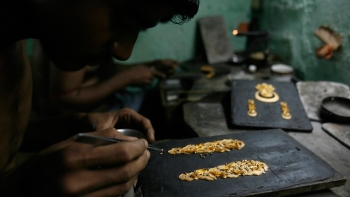 Cập nhật giá vàng hôm nay 17/10: Chốt phiên cuối tuần ở mức 1.899 USD/ounce