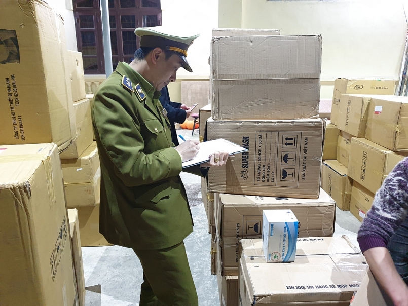 Tính đến 16/10, lực lượng Quản lý thị trường thu gần 221 tỷ đồng từ xử lý vi phạm Tính đến 16/10, lực lượng Quản lý thị trường thu gần 221 tỷ đồng từ xử lý vi phạm