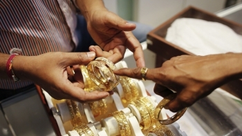 Cập nhật giá vàng hôm nay 24/10: Chốt phiên cuối tuần ở mức 1.901 USD/ounce