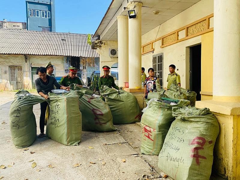 Lạng Sơn phát hiện địa điểm kinh doanh 4.000 sản phẩm nhập lậu Lạng Sơn phát hiện địa điểm kinh doanh 4.000 sản phẩm nhập lậu