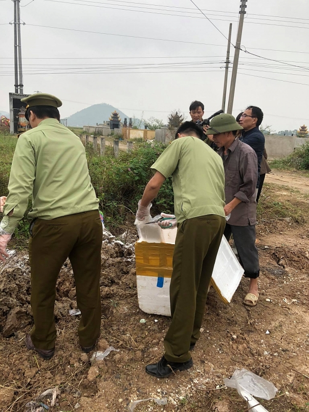 Lực lượng chức năng kiểm tra, xử lý, tiến hành tiêu hủy lô hàng không rõ xuất xứ Lực lượng chức năng kiểm tra, xử lý, tiến hành tiêu hủy lô hàng không rõ xuất xứ