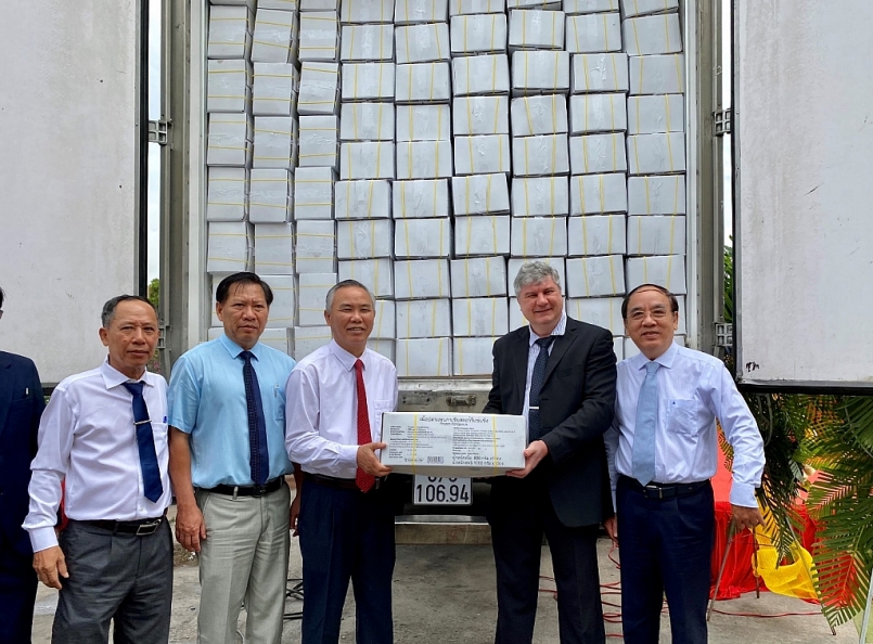 Ông Phùng Đức Tiến, Thứ trưởng Bộ Nông nghiệp và Phát triển nông thôn (thứ 3 từ phải qua) cùng đại diện EU kiểm tra lô hàng cá tra sản xuất theo quy trình công nghệ cao xuất khẩu sang thị trường EU (ảnh TTĐT An Giang)