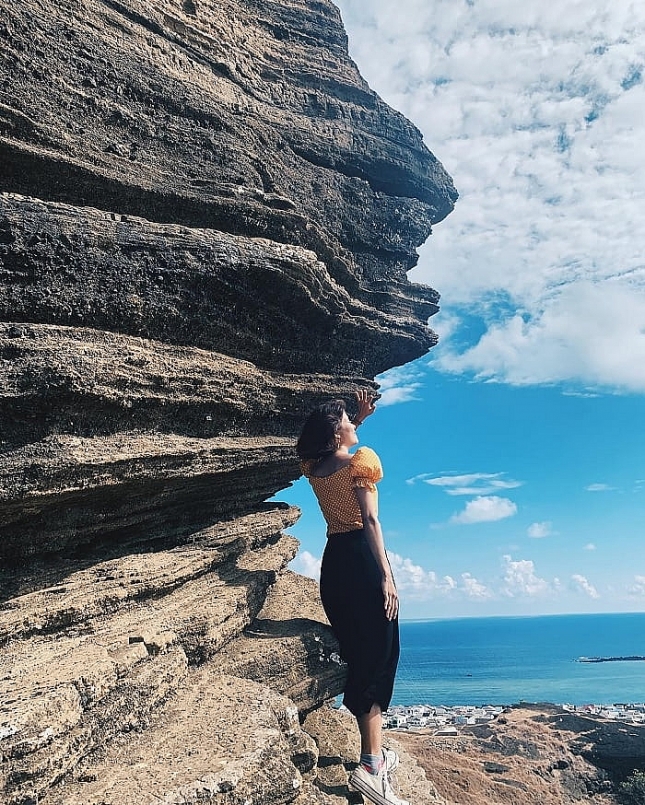 Vách đá Cao Cát nằm trên đỉnh núi Cao Cát – một trong những ngọn núi cao nhất ở đảo Phú Quý với độ cao 106m so với mực nước biển Vách đá Cao Cát nằm trên đỉnh núi Cao Cát – một trong những ngọn núi cao nhất ở đảo Phú Quý với độ cao 106m so với mực nước biển