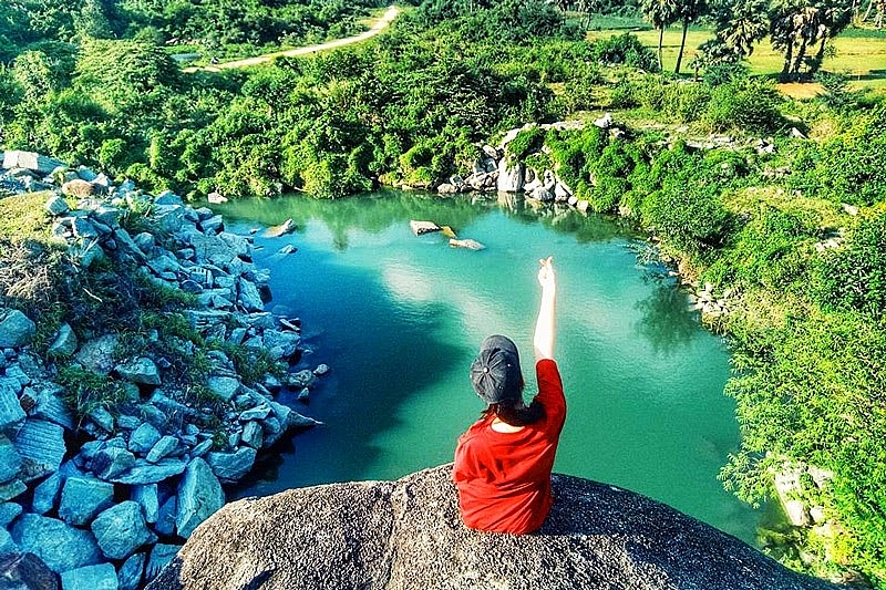 Hồ Latina thu hút khá nhiều du khách bởi vẻ đẹp hoang sơ và hùng vĩ, với những vách đá lớn dựng đứng ngay trên bờ hồ Hồ Latina thu hút khá nhiều du khách bởi vẻ đẹp hoang sơ và hùng vĩ, với những vách đá lớn dựng đứng ngay trên bờ hồ