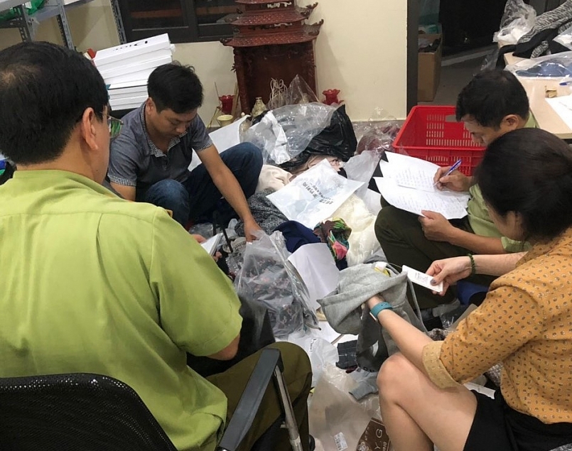 Bắt quả tang cơ sở đang “hô biến” hàng Trung Quốc thành hàng hiệu (Ảnh:QLTT)