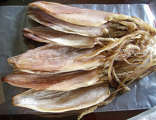 Mực Cô Tô nổi tiếng bởi độ dai, mềm, ngọt, hương vị khác hẳn sản phẩm các vùng khác