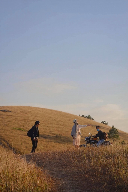 Cung đường đi lên đỉnh Bình Hương dài 4km, tiết trời thu khô khô ráo mát mẻ, đường đi lên khá dễ dàng và an toàn