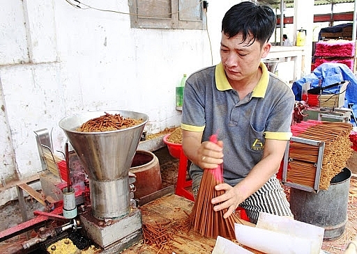 Người dân miệt mài trong từng công đoạn để làm nên từng que nhang hoàn thiện nhất