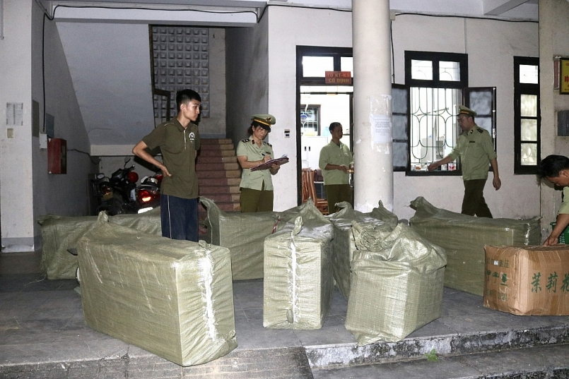 Quản lý thị trường Hà Giang thu giữ lượng lớn hoa cúc sấy khô không rõ nguồn gốc xuất xứ (ảnh QLTT) Quản lý thị trường Hà Giang thu giữ lượng lớn hoa cúc sấy khô không rõ nguồn gốc xuất xứ (ảnh QLTT)