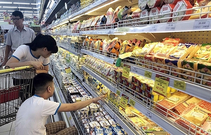 Thủ tướng yêu cầu các Bộ, ngành, địa phương theo dõi sát diễn biến cung cầu, giá cả thị trường các mặt hàng thiết yếu để kịp thời có giải pháp bình ổn thị trường phù hợp