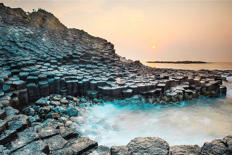 Tạo hóa đã dày công xếp đặt những phiến đá hình lục giác cứ thế chồng lên nhau thành nhiều hình thù đặc sắc