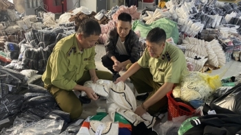 Hà Nội: Phát hiện cơ sở gia công hàng trăm nghìn sản phẩm thời trang gắn mác hàng hiệu