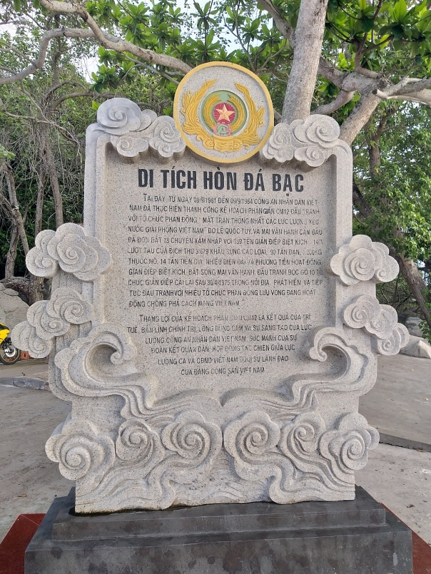 Hòn Đá Bạc là nơi in đậm các dấu tích lịch sử