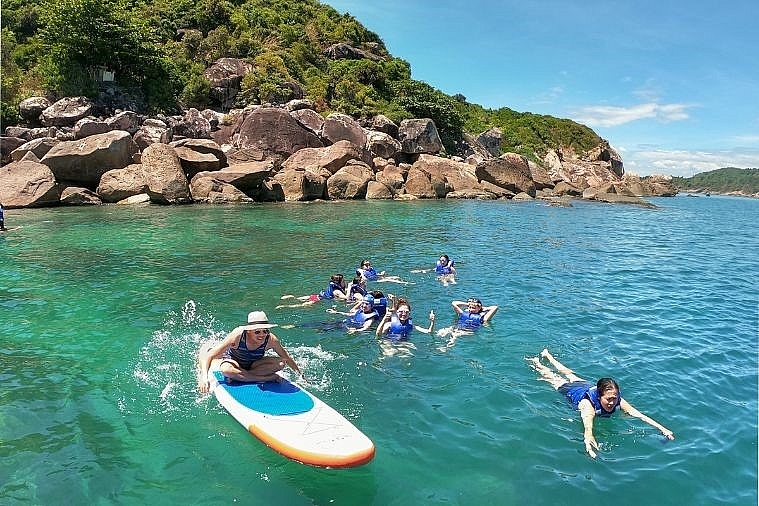 Điểm du lịch này đem đến sự đi lại thuận tiện cho du khách và người dân địa phương khi có vị trí nằm giữa Đà Nẵng và Thừa Thiên Huế