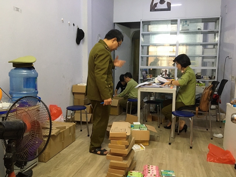 Đoàn kiểm tra tiến hành lập biên bản và thu giữ toàn bộ số hàng để mở rộng điều tra làm rõ Đoàn kiểm tra tiến hành lập biên bản và thu giữ toàn bộ số hàng để mở rộng điều tra làm rõ