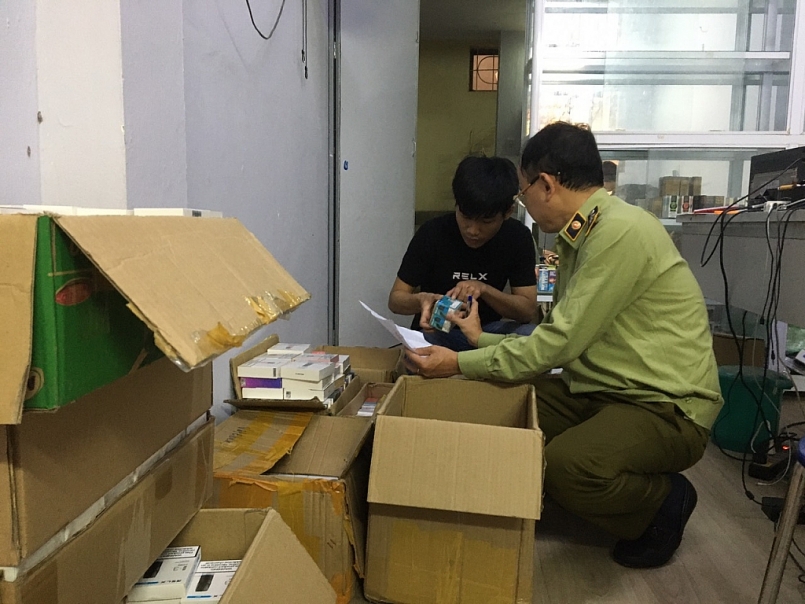 Đoàn kiểm tra thu giữ gần 1.600 máy hút thuốc lá điện tử và phụ kiện các loại Đoàn kiểm tra thu giữ gần 1.600 máy hút thuốc lá điện tử và phụ kiện các loại