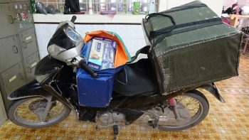 Long An: Bắt giữ xe mô tô vận chuyển 1.000 bao thuốc lá điếu nhập lậu