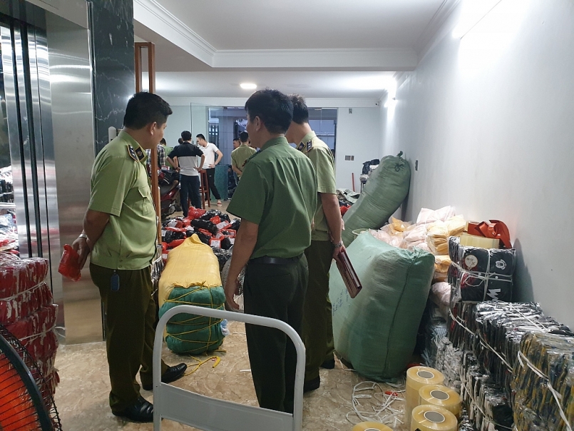 Tại thời điểm kiểm tra, lực lượng chức năng phát hiện trong kho chứa gần 8.000 sản phẩm quần áo nhập lậu Tại thời điểm kiểm tra, lực lượng chức năng phát hiện trong kho chứa gần 8.000 sản phẩm quần áo nhập lậu