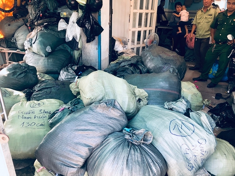 Bình Dương phát hiện 01 vụ sản xuất trên 3.400 quần áo thời trang nghi vấn giả mạo nhãn hiệu Nike, Adidas