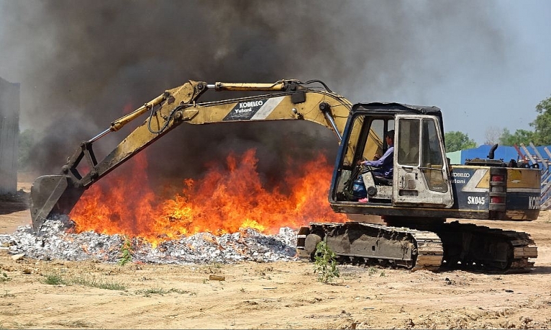 Tất cả khẩu trang y tế và thuốc lá điếu nhập lậu đã được cháy hế