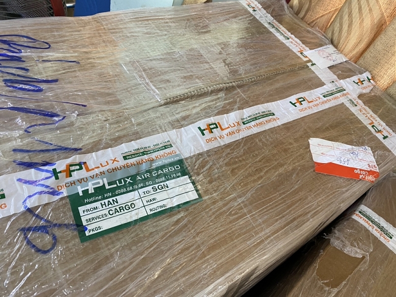 Bao bì đựng thuốc có dán tem vận chuyển của dịch vụ vận chuyển hàng không