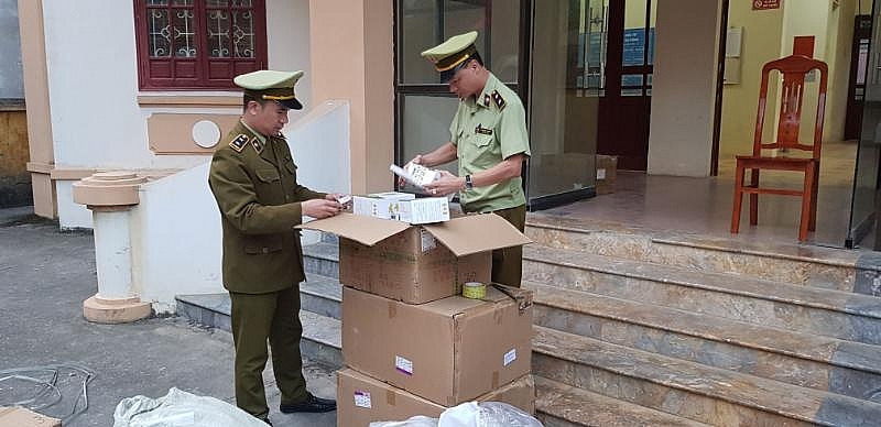 Phát hiện 800 tuýp thuốc chữa bệnh Á sừng lậu được vận chuyển trên xe ô tô chở khách Phát hiện 800 tuýp thuốc chữa bệnh Á sừng lậu được vận chuyển trên xe ô tô chở khách