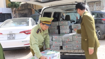 Lạng Sơn: Ngăn chặn 6.550 túi chân gà tẩm ướp gia vị và 950 lon bia Liquan nhập lậu