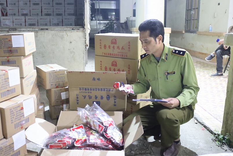 Đội QLTT số 6 kiểm tra phương vận chuyển chân gà