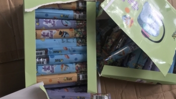 Lào Cai: Kiểm tra và tạm giữ 1.800 hộp kẹo dẻo trẻ em nhập lậu