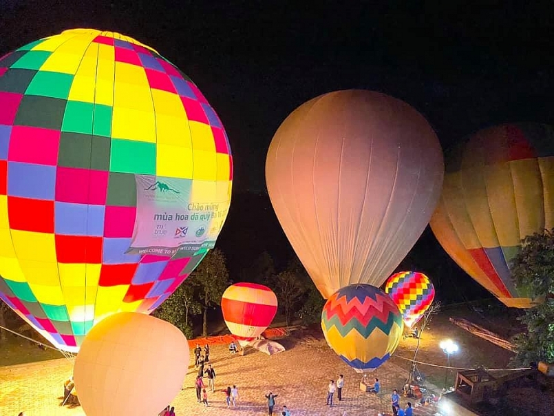 Vườn Quốc gia Ba Vì lần đầu tiên tổ chức bay khinh khí cầu đã thu hút được đông đảo du khách tham gia