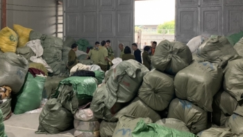 Quảng Ninh: Chặn đứng kho hàng chứa 28,3 tấn quần áo đã qua sử dụng
