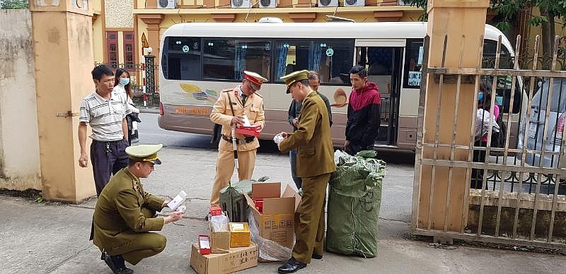 Lực lượng chức năng kiểm tra hàng hoá vi phạm lưu thông trên thị trường. Ảnh: QLTT LS Lực lượng chức năng kiểm tra hàng hoá vi phạm lưu thông trên thị trường. Ảnh: QLTT LS