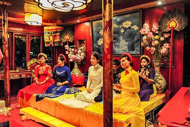 Ở Huế đi thuyền rồng nghe ca Huế trên sông Hương là loại hình thu hút đông đảo du khách trong và ngoài nước khi đến đây