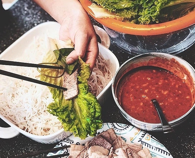 Mắm tôm chà thường được pha chế thành loại nước chấm thơm ngon, có thể dùng trong bữa cơm gia đình