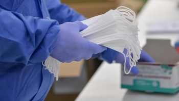 Tạm ngừng kinh doanh tạm nhập, tái xuất khẩu trang y tế, găng tay y tế