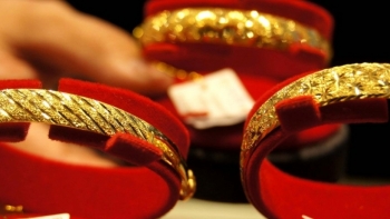 Cập nhật giá vàng hôm nay 25/12: Vàng tăng khi đồng USD yếu hơn