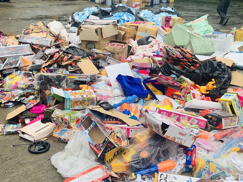 Nghệ An tiêu hủy số lượng lớn hàng hóa vi phạm trị giá gần 1 tỷ đồng Nghệ An tiêu hủy số lượng lớn hàng hóa vi phạm trị giá gần 1 tỷ đồng