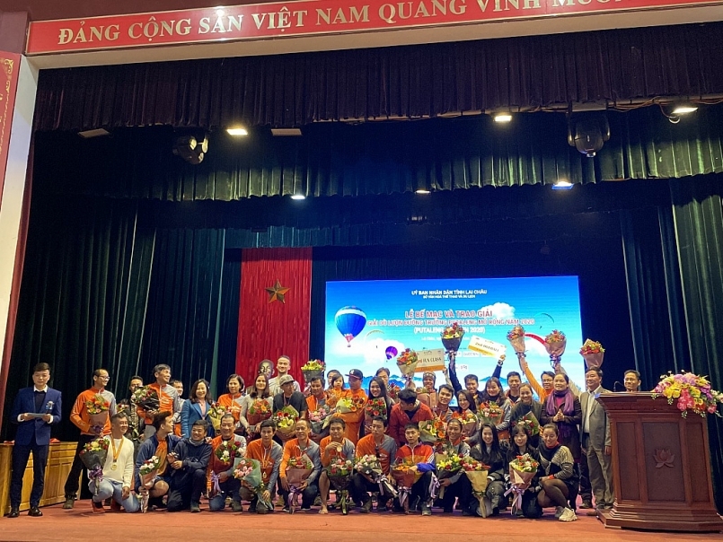 Ban Tổ chức trao giải, tặng hoa cho các phi công