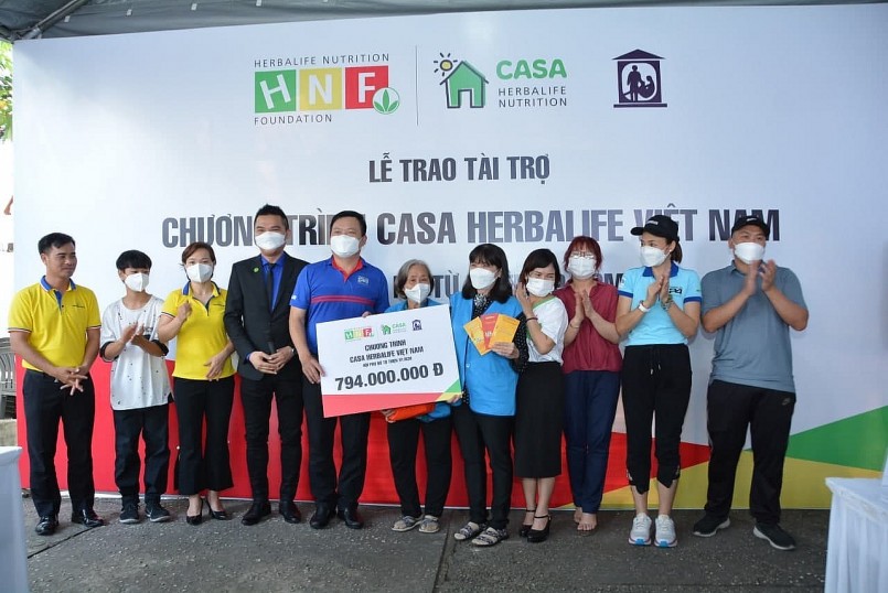 trao tài trợ chương trình casa Herbalife Việt Nam.