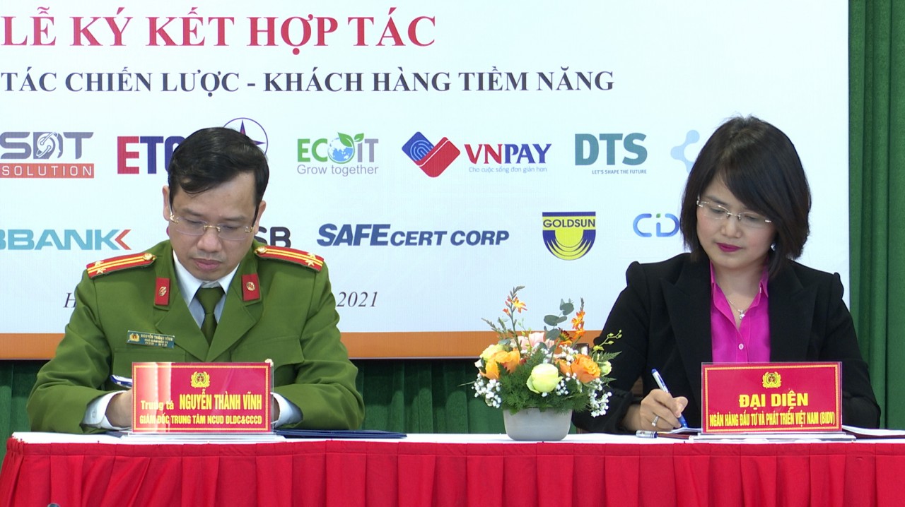 Đại diện 2 đơn vị ký thỏa thuận hợp tác chiến lược nhằm phát huy tối đa giá trị của Cơ sở dữ liệu quốc gia về dân cư, căn cước công dân (CCCD) và định danh, xác thực điện tử.