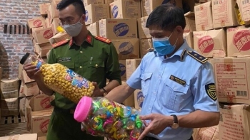 Thu giữ 1000 thùng bánh kẹo “3 không” chuẩn bị tuồn ra thị trường