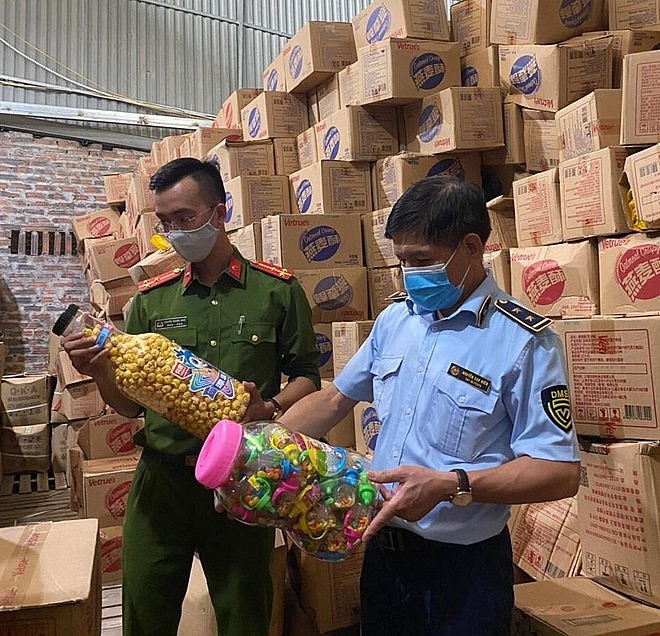 Thu giữ số lượng lớn bánh kẹo “3 không” chuẩn bị tuồn ra thị trường