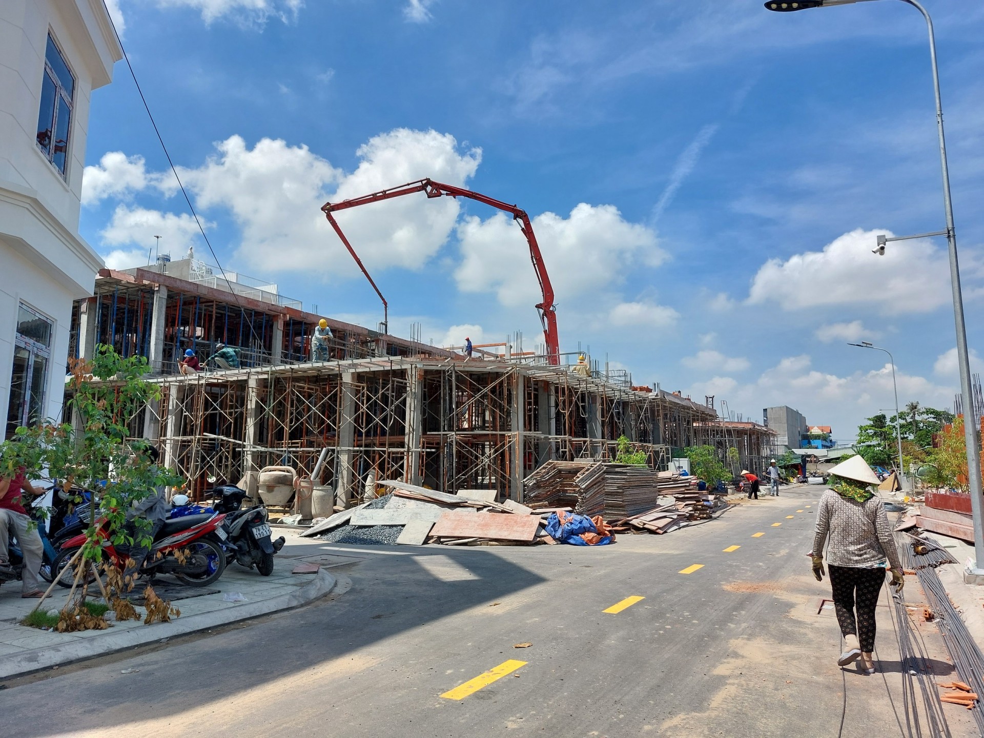 Công trình nhà ở liền kề đang được tiến hành xây dựng