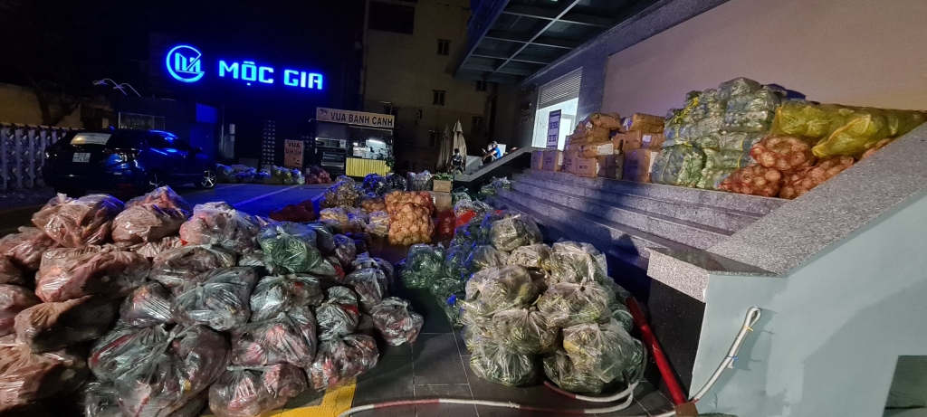 2 giờ sáng, hàng hóa được tập kết tại Toà nhà Mộc Gia Building, 238-242 Nguyễn Oanh, Phường 17, Quận Gò Vấp, TP.HCM để chuẩn bị phát cho người dân. 2 giờ sáng, hàng hóa được tập kết tại Toà nhà Mộc Gia Building, 238-242 Nguyễn Oanh, Phường 17, Quận Gò Vấp, TP.HCM để chuẩn bị phát cho người dân.