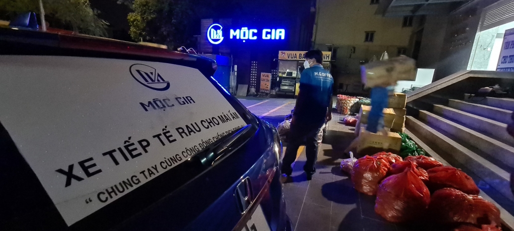 Công ty tận dụng phương tiện cá nhân để vận chuyển háng hóa cần thiết với khẩu hiệu