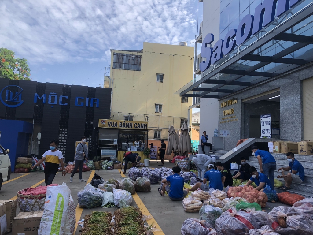 Trời sáng công tác chuẩn bi các phần rau củ đã sãn sàng. Trời sáng công tác chuẩn bi các phần rau củ đã sãn sàng.