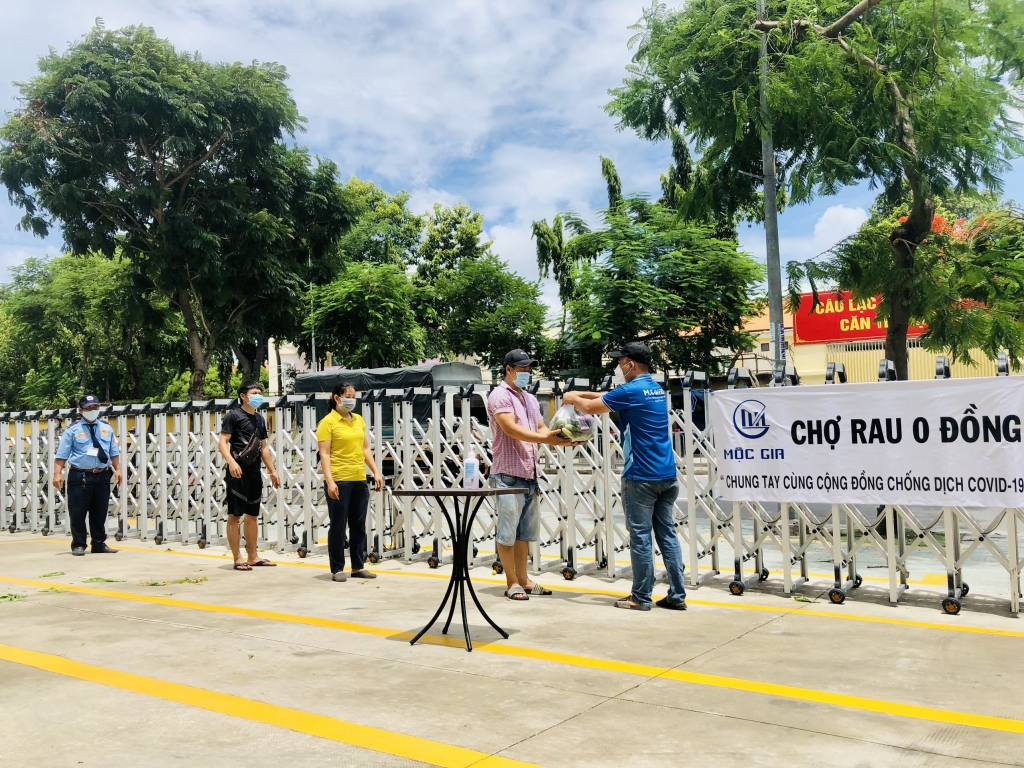 Người dân nhận lương thực đảm bảo khoảng cách oan toàn. Người dân nhận lương thực đảm bảo khoảng cách oan toàn.